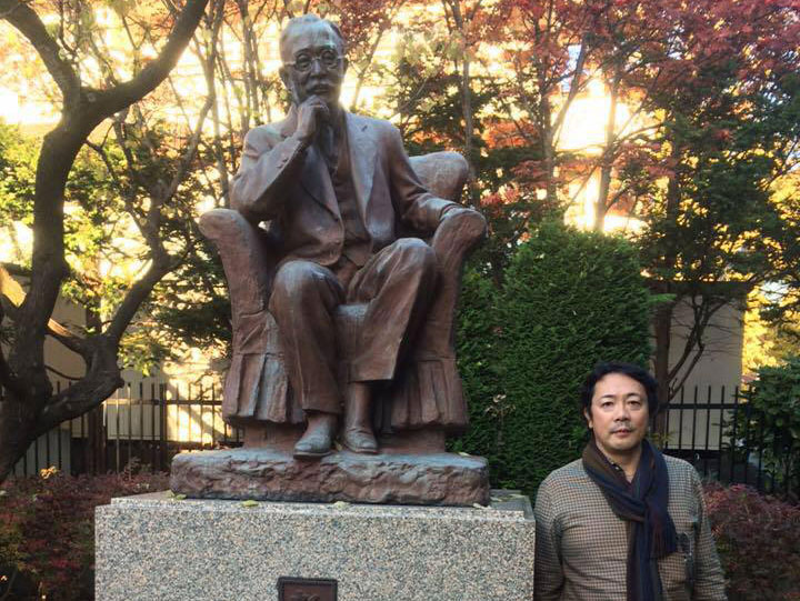 Dr-Tsunenori-Nitobe-with-statue_400x300